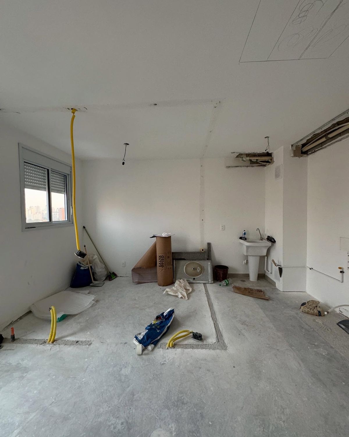 Apartamento em obra cinza no contra piso, sem nenhum revestimento ou moveis