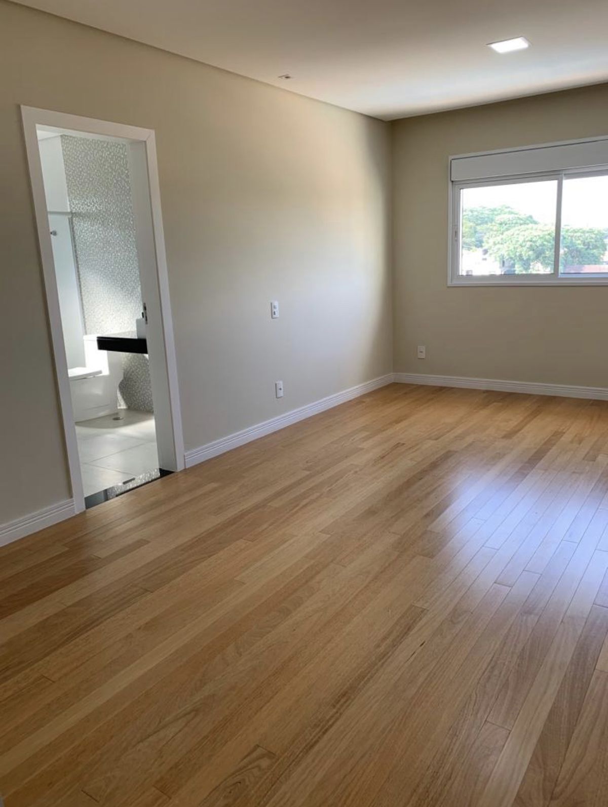 Assoalho de madeira natural com réguas estreitas e compridas com paginação uniforme intercalada