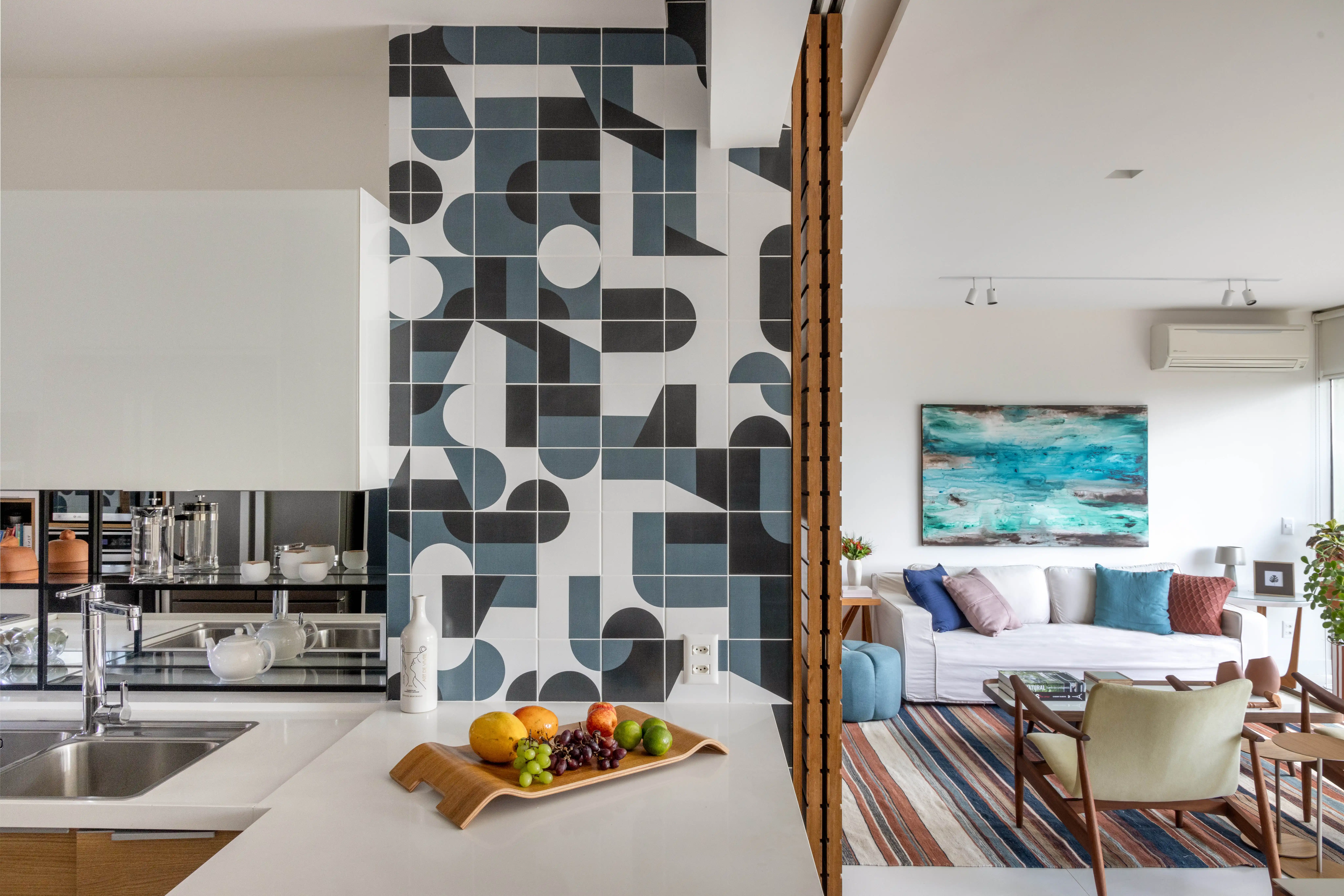 Cozinha americana com backsplash de cerâmica artística em padrão geométrico azul