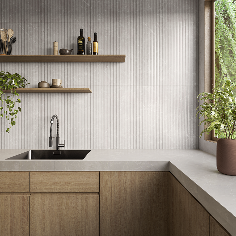 Backsplash de cerâmica com relevo vertical canelado em tons neutros com marcenaria em madeira