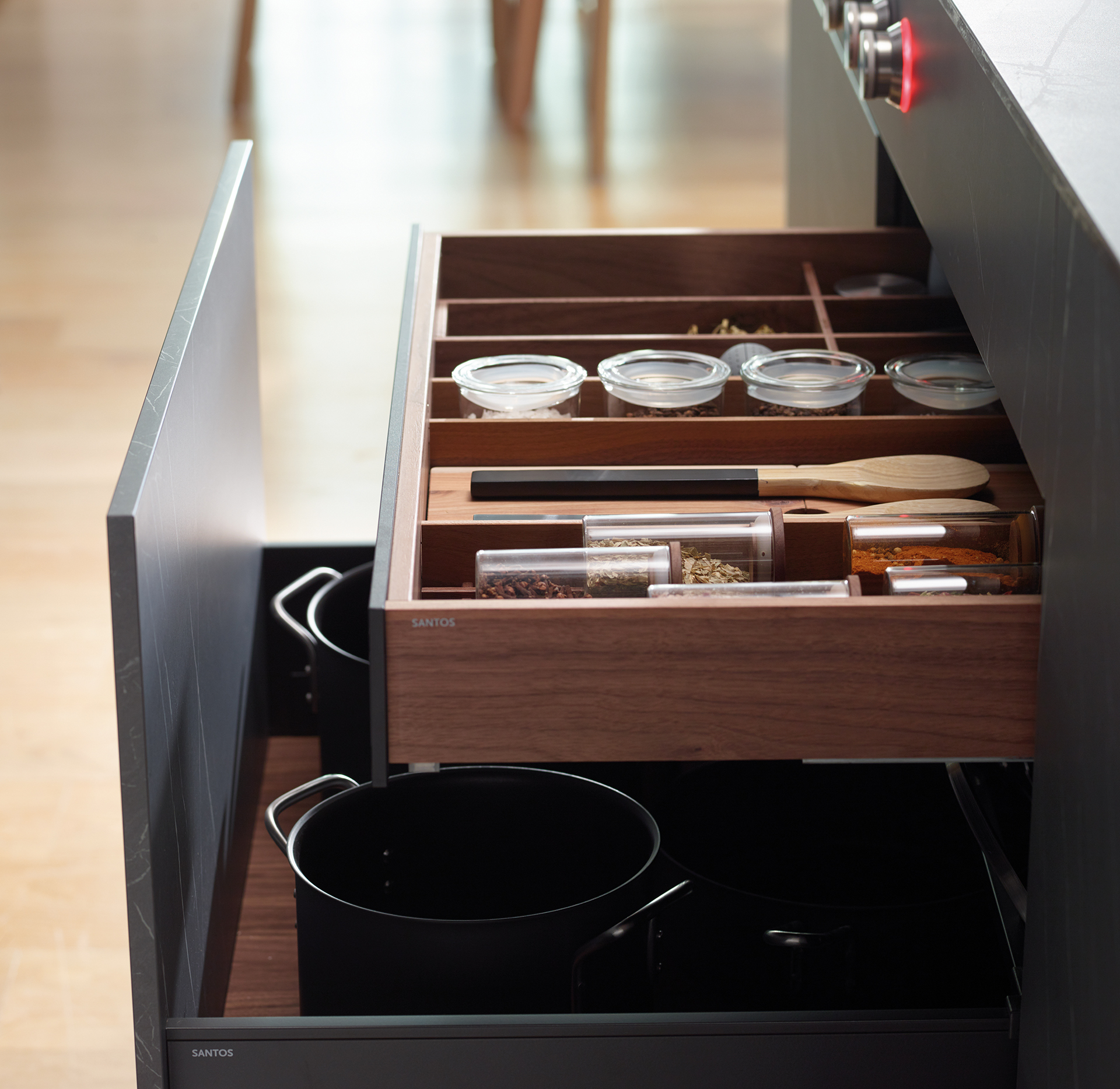 Lixeira Embutida, Porta-Temperos e Gaveta Oculta: Detalhes de Marcenaria que Transformam a Cozinha