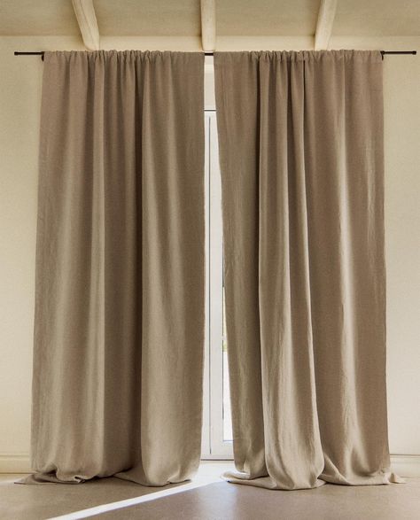 Cortina blackout com tecido grosso impedindo a passagem da luz completamente