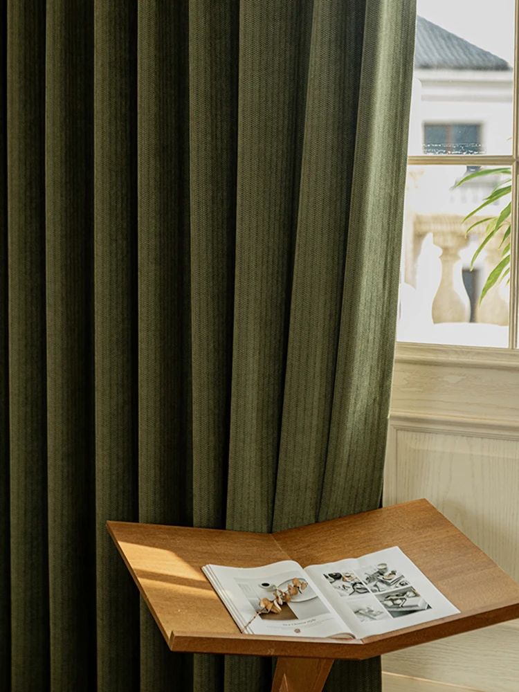 Cortina veludo verde com percepção de espessura do tecido