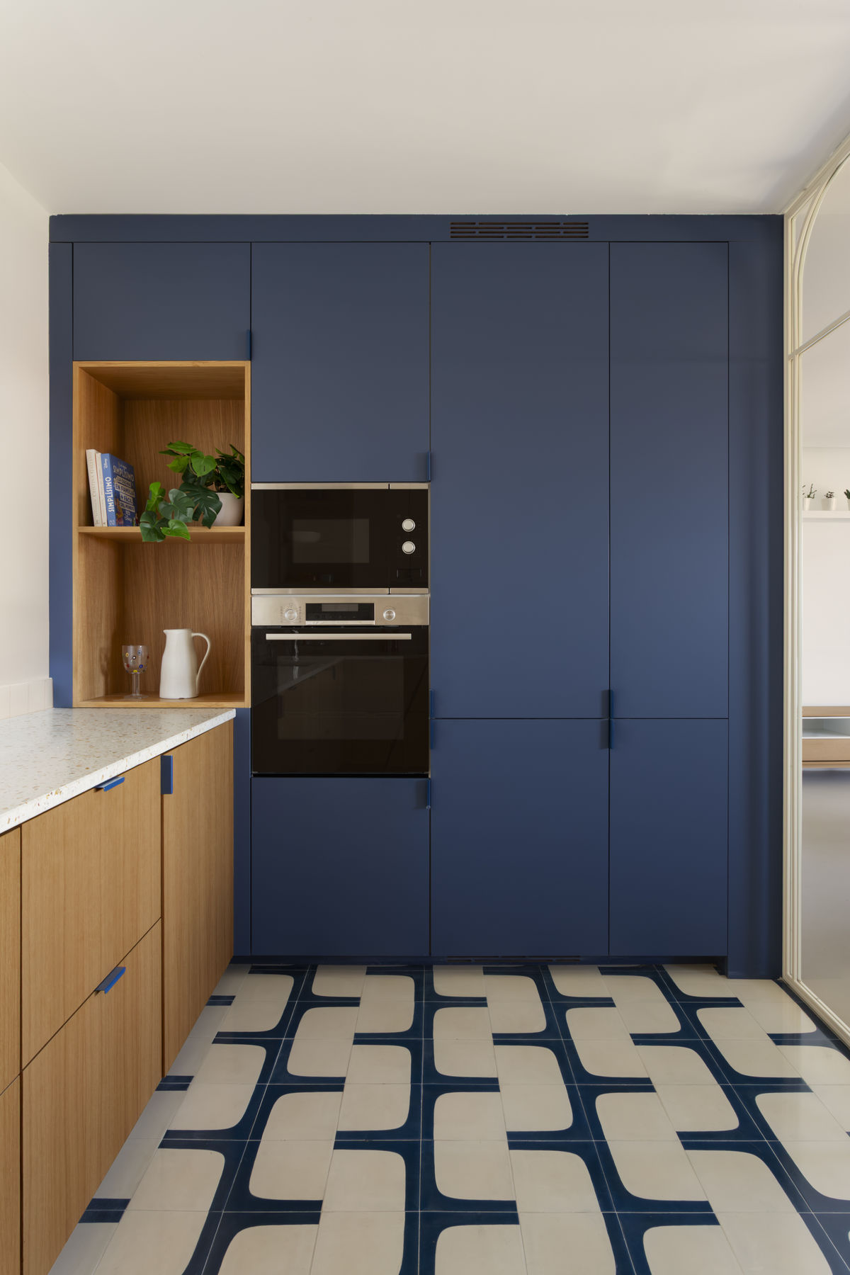 cozinha com azulejos em padrão geométrico e marcenaria com tom de future dusk