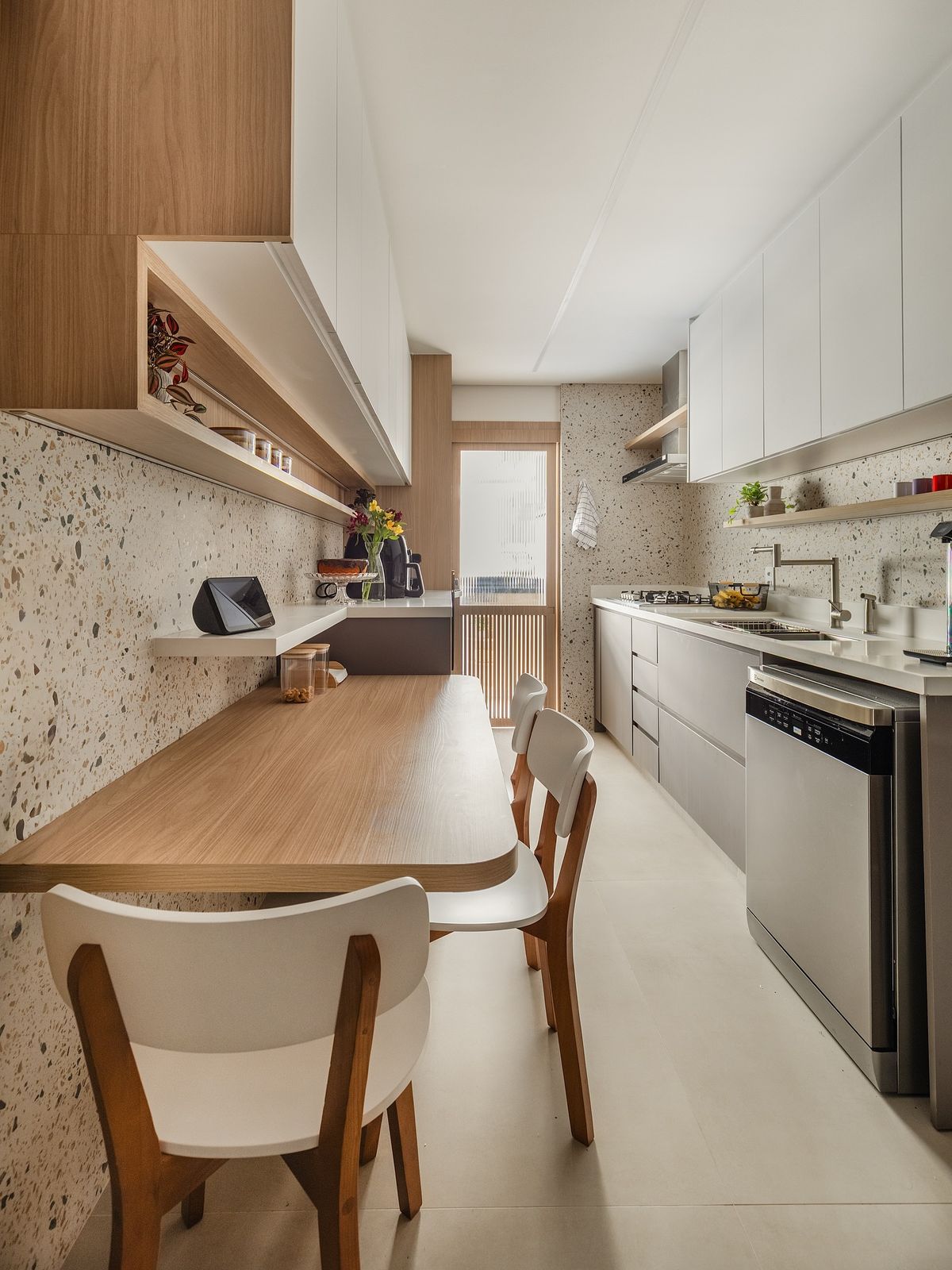 Cozinha Paralela tropical com piso branco e paredes com grandes janelas e plantas