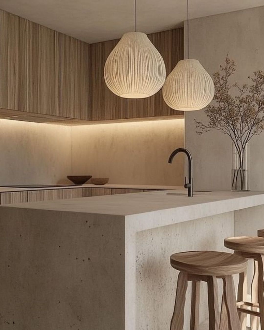 Cozinha rustica em tons pasteis neutros com enfase na pedra da ilha com textura grossa e arenosa ...