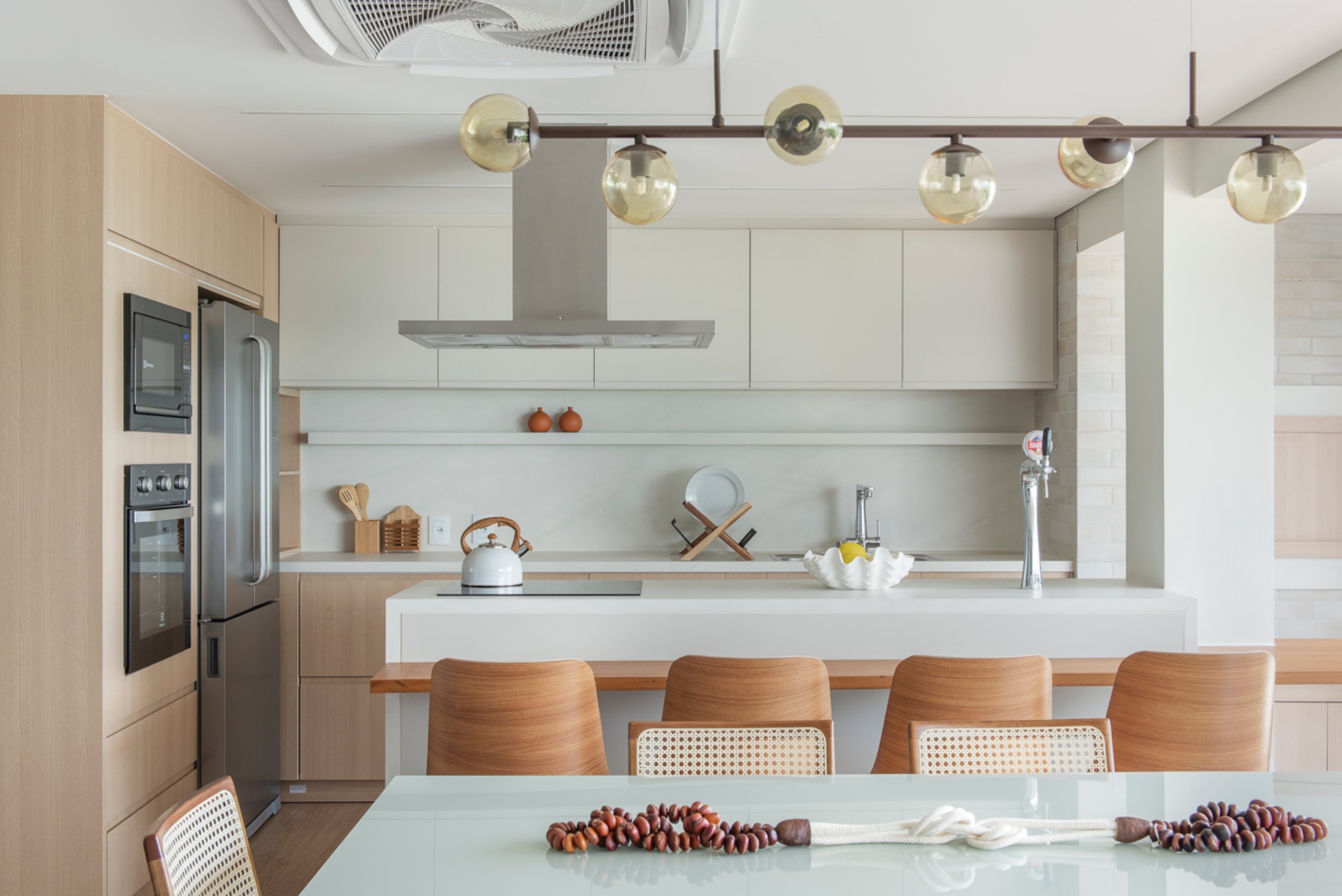 Detalhes de marcenaria em cozinha integrada