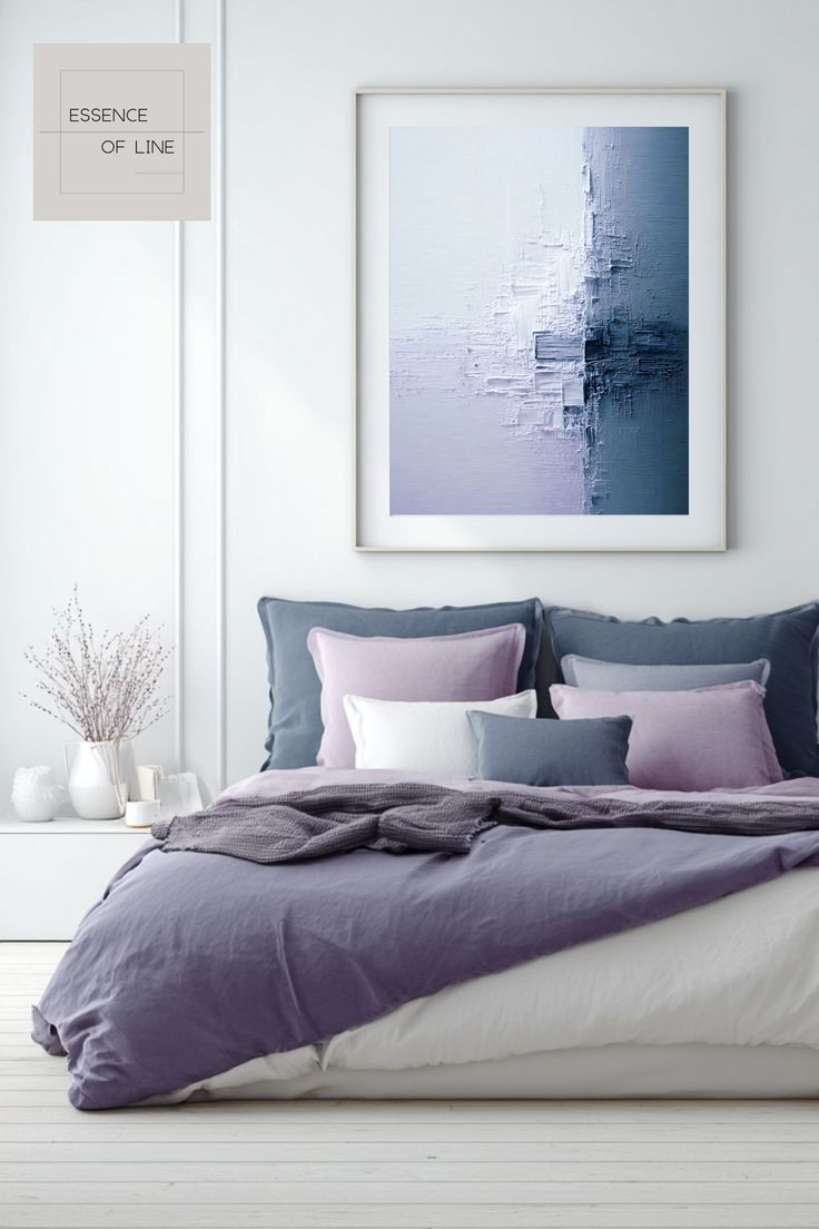 dormitorio com tons claros e detalhes como tecido e quadro em future dusk