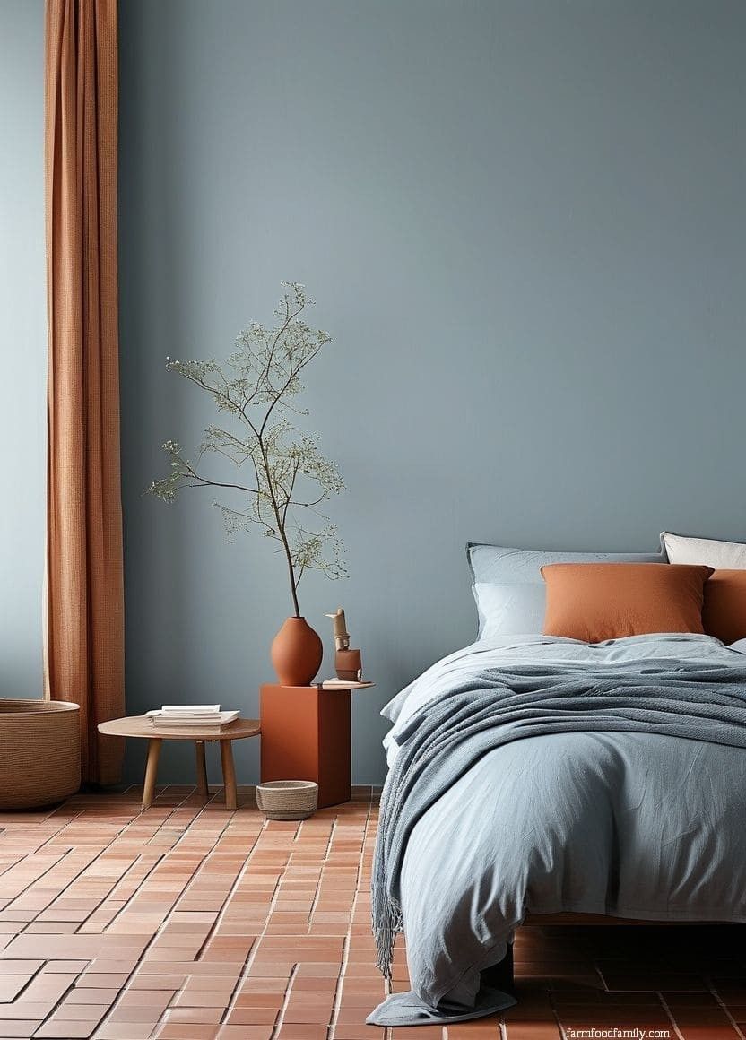 dormitório misturando o azul sky nas paredes e tecidos com terracota no piso e cortinas