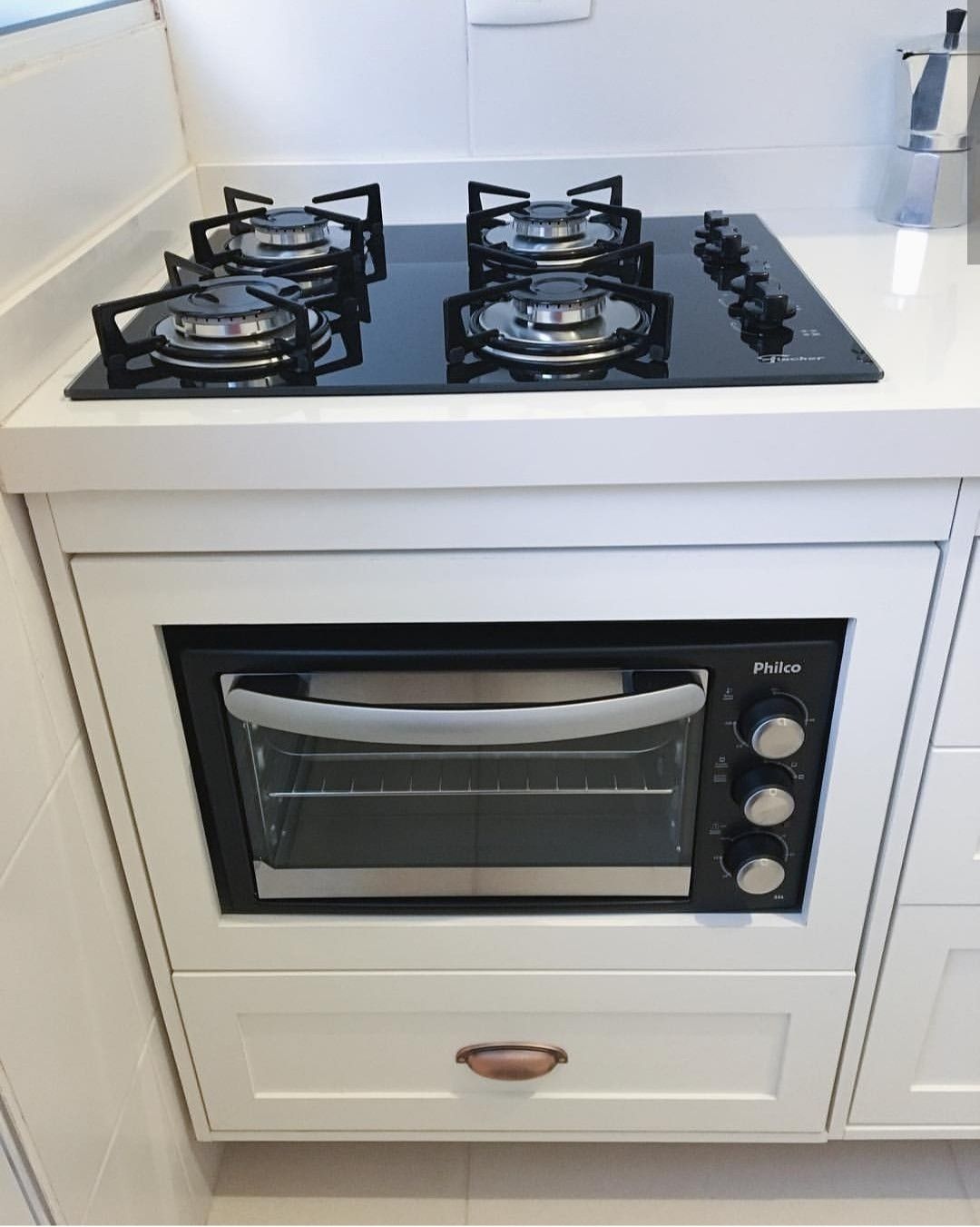 fogao encostado parede sem espaco para alcas das panelas e acumula gordura e calor podendo manchar e danificar acabamentos