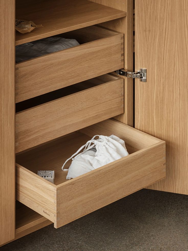 gaveta de roupeiro aberta com corrediça invisivel, a corrediça nao aparece