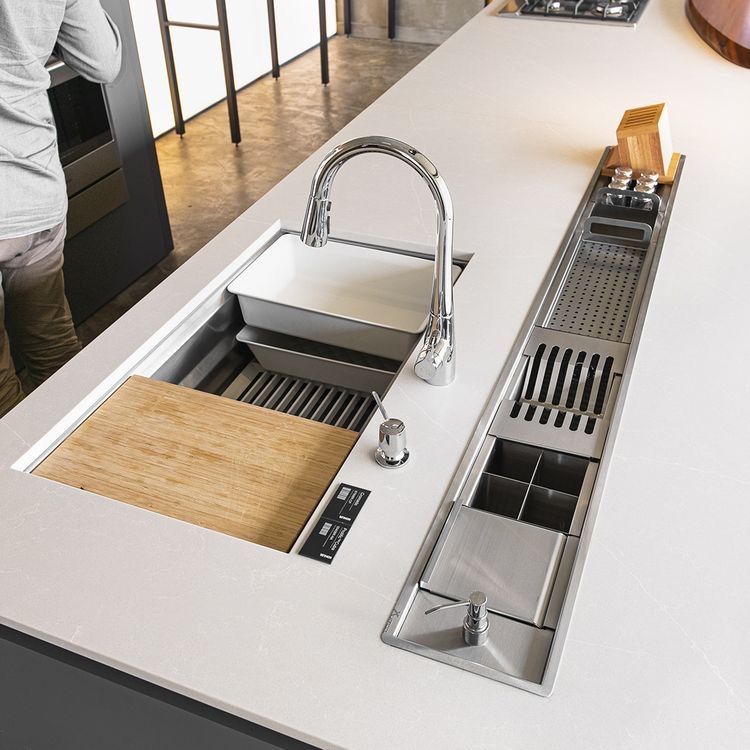 Imagem de cima com uma calha molhada em uma pia