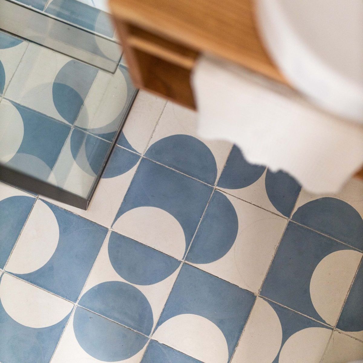 Ladrilho hidraulico com 4 peças diferentes que combinadas montam um padrao continuo