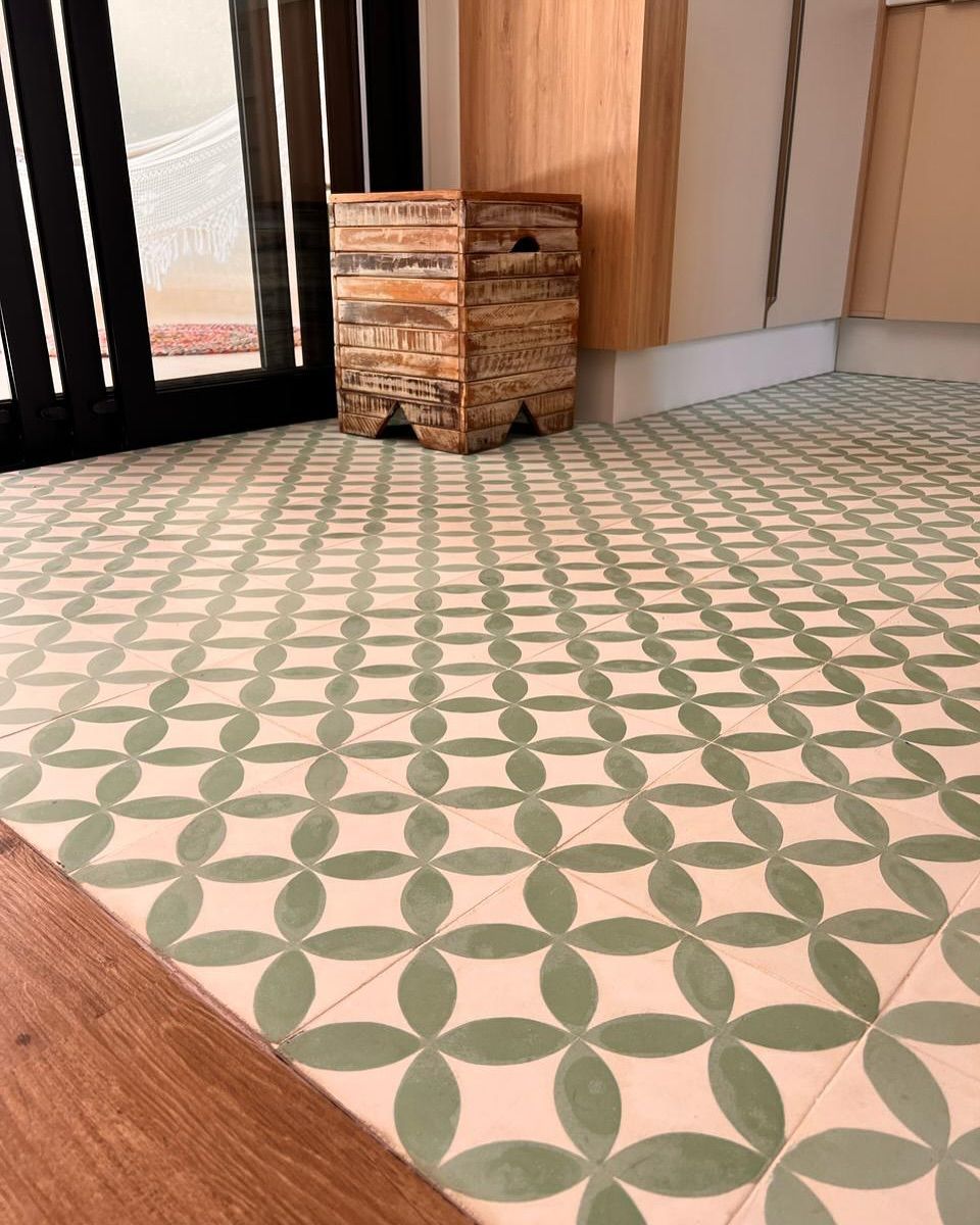 Ladrilho hidraulico com padrão branco e verde circulares imitando floral