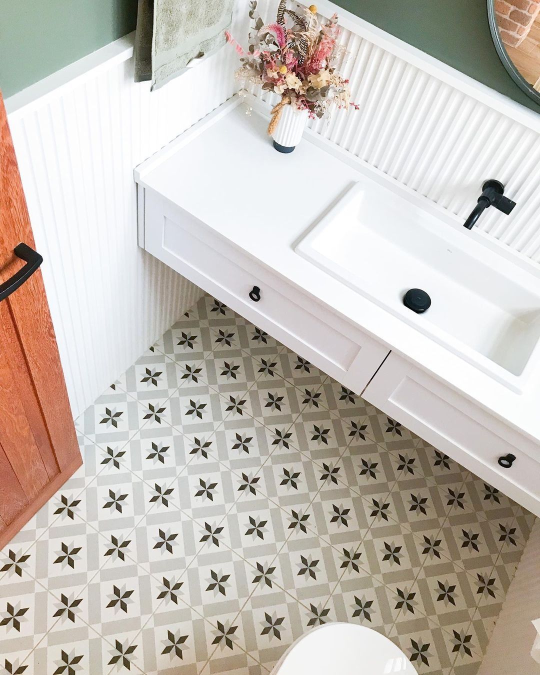 Ladrilho hidraulico em tons neutros de branco, cinza e preto em padrao geométrico