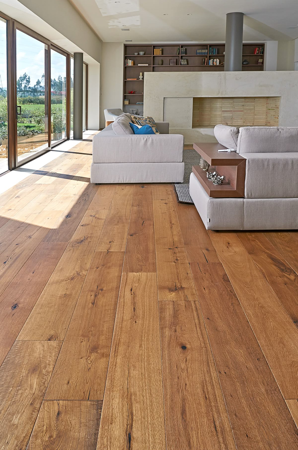 Piso com réguas de madeira de demolição em vista proxima com as imperfeições e textura rusti...