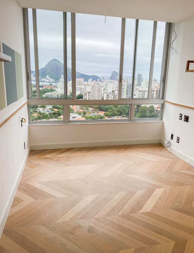 Piso de Taco madeira natural fosca cor maple em paginação chevron
