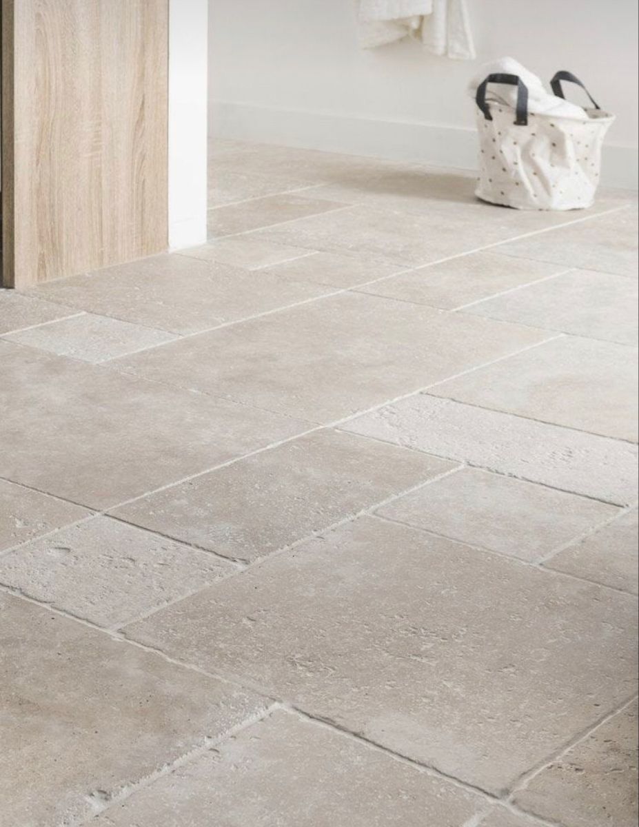 Piso Travertino em paginação com varios tamanhos quadrados e retangulares com acabamento fosco ...