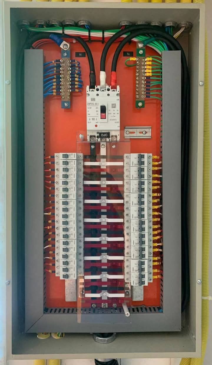 Quadro elétrico moderno organizado e limpo com painel acrílico de proteção pentes e calhas or...