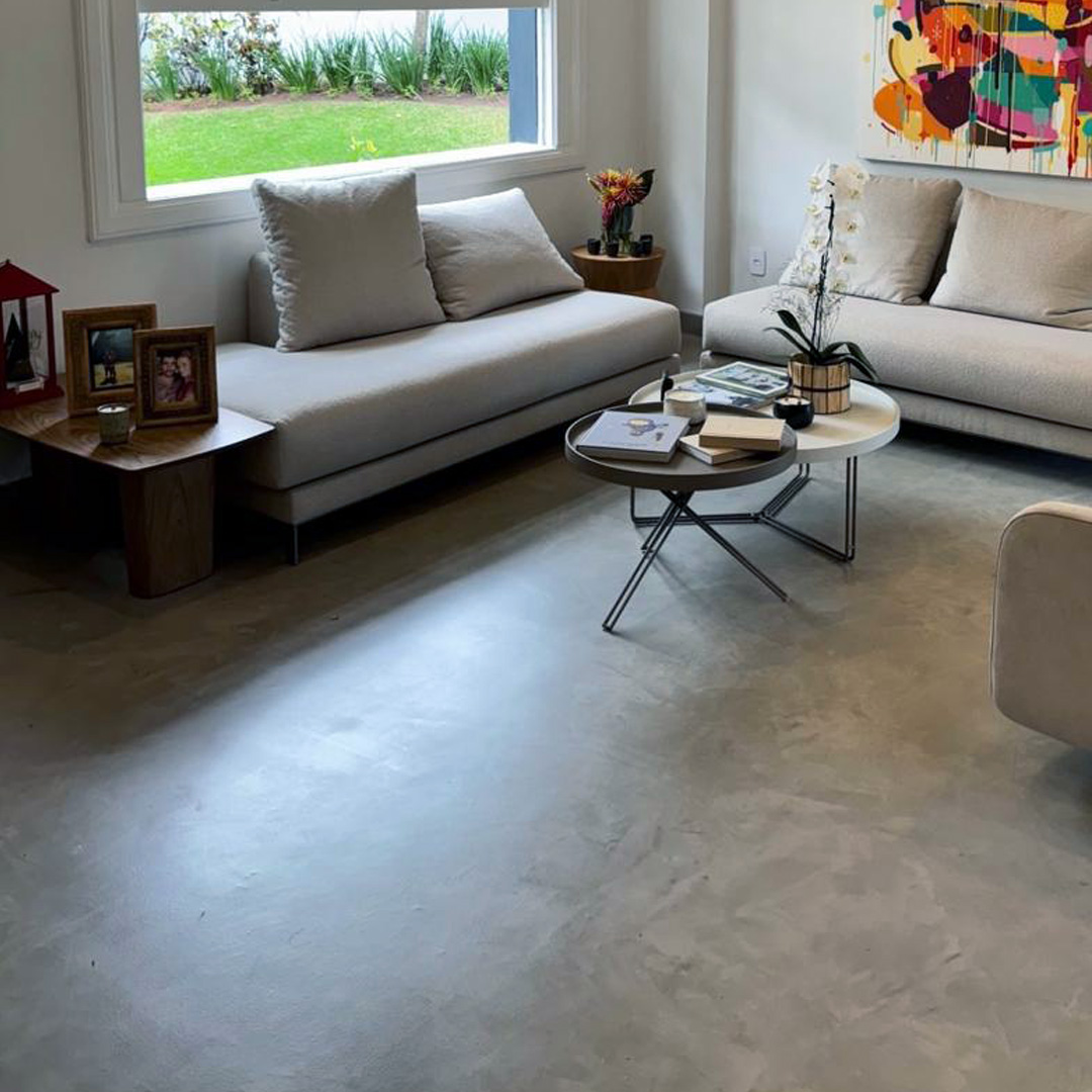 Sala com piso cimento queimado bem acabado com uma superfície lisa e uniforme